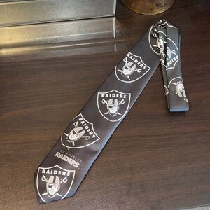 VINTAGE EUC NFL Los Angeles Raiders Ralph Marlin Necktie in black with white